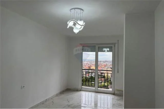 Tirane, jepet me qera apartament 1+1 79 m² 350 Euro