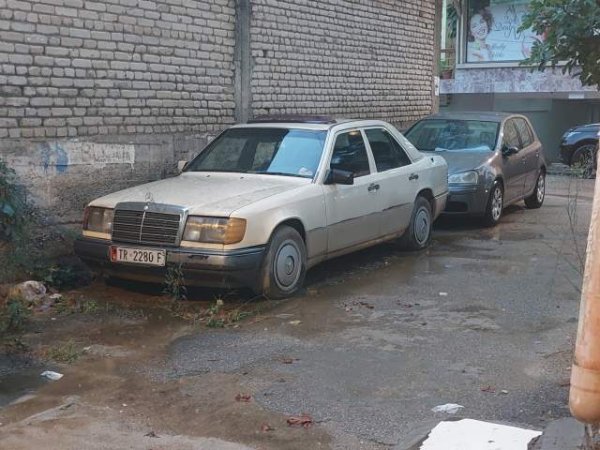 Tirane, shes makine Mercedes Benz w124 200 Viti 1992, 2.200 Euro