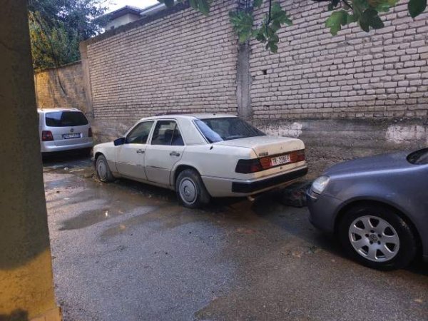 Tirane, shes makine Mercedes Benz w124 200 Viti 1992, 2.200 Euro