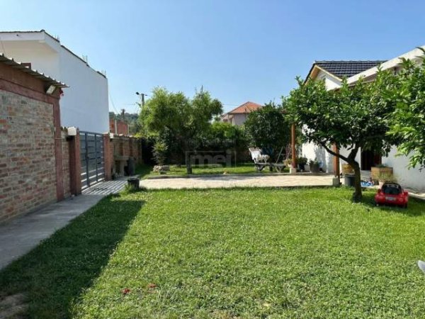 Tirane, shes vile  2+1+A , 600 m² 180.000 Euro (autostrada e rinasit)