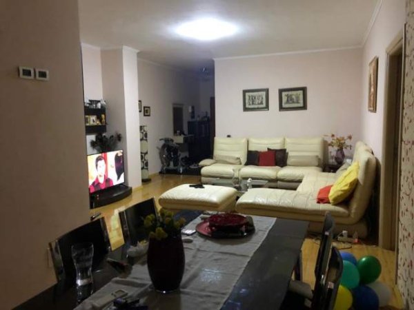 Tirane, jepet me qera apartament 3+1+A+BLK Kati 3, 146 m² 900 Euro (Tek Gjimnazi Ismail Qemali)