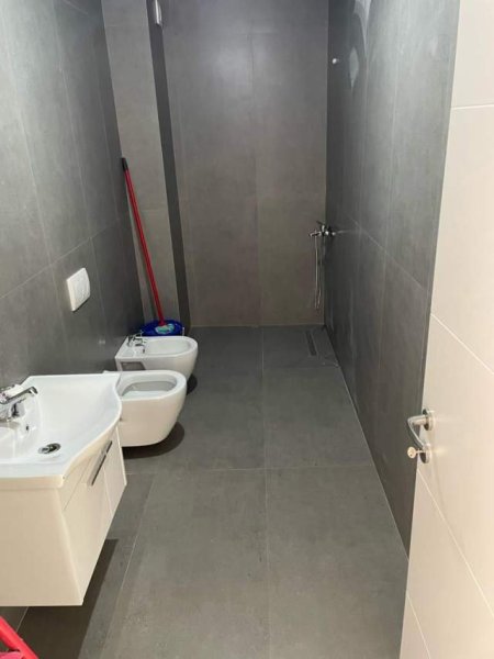 Tirane, jepet me qera apartament 1+1+A+BLK Kati 8, 85 m² 400 Euro