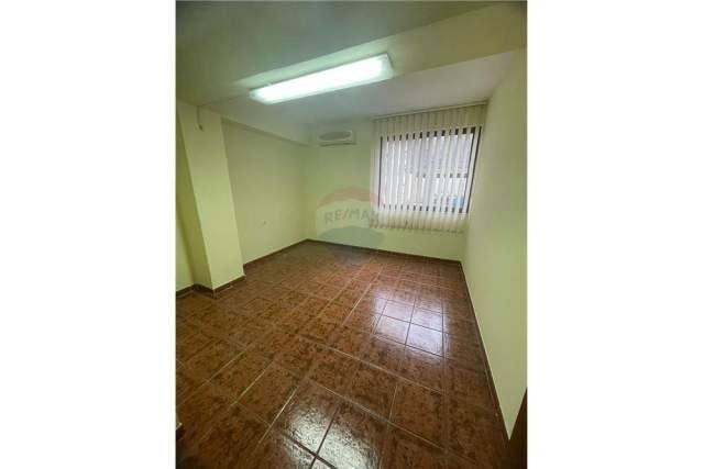 Tirane, jepet me qera zyre Kati 2, 131 m² 950 Euro (Rruga Perlat Rexhepi)