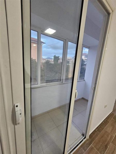 Tirane, jepet me qera zyre Kati 1, 60 m² 450 Euro (21 dhjetori)