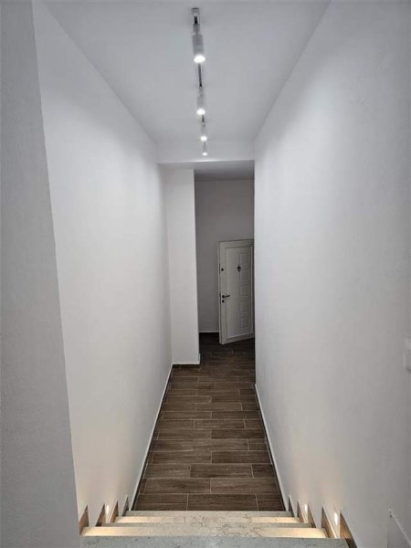 Tirane, jepet me qera zyre Kati 1, 60 m² 450 Euro (21 dhjetori)