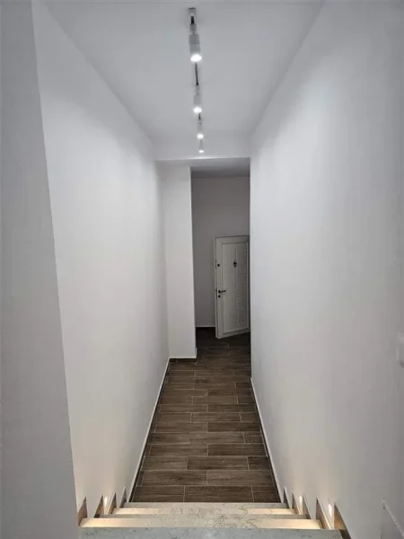 Tirane, jepet me qera zyre Kati 1, 60 m² 450 Euro (21 dhjetori)