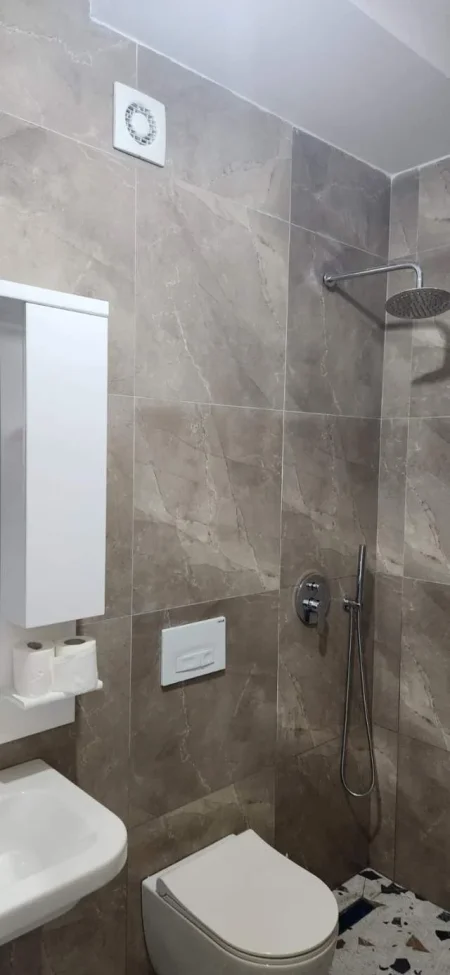 Tirane, jepet me qera garsonier Kati 2, 35 m² 350 Euro (Ali Demi)