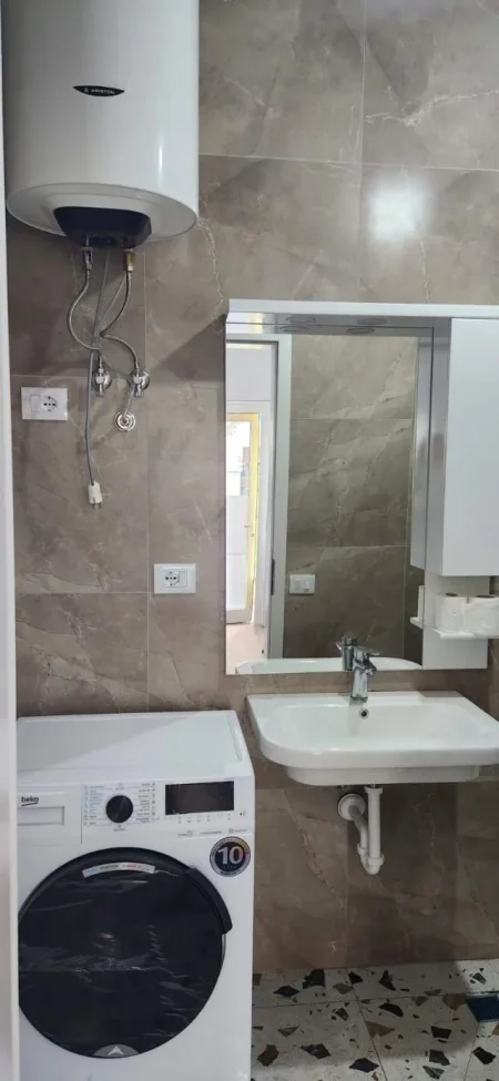 Tirane, jepet me qera garsonier Kati 2, 35 m² 350 Euro (Ali Demi)