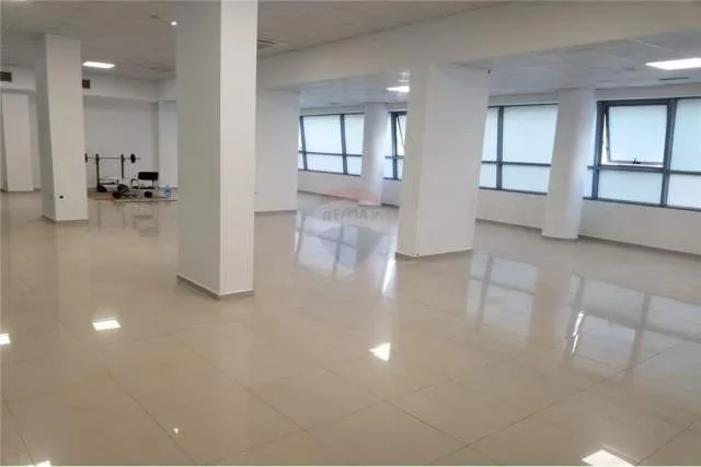 Tirane, jepet ambient per zyra me qira  Kati 2, 380 m² 3.800 Euro (bulevardi zhan dark)