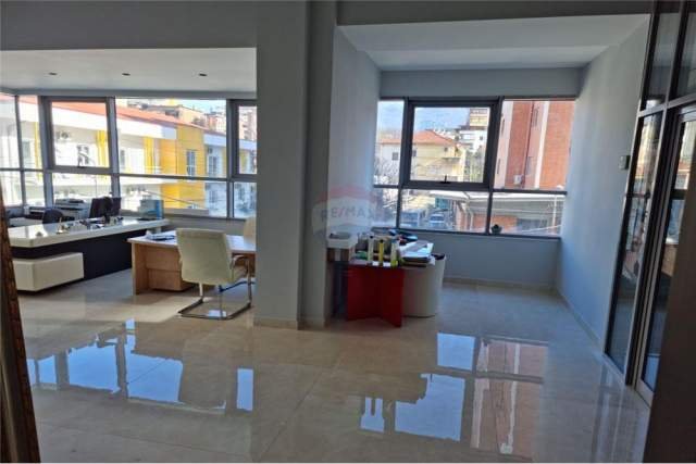 Tirane, jepet ambient per zyra me qira  Kati 2, 380 m² 3.800 Euro (bulevardi zhan dark)