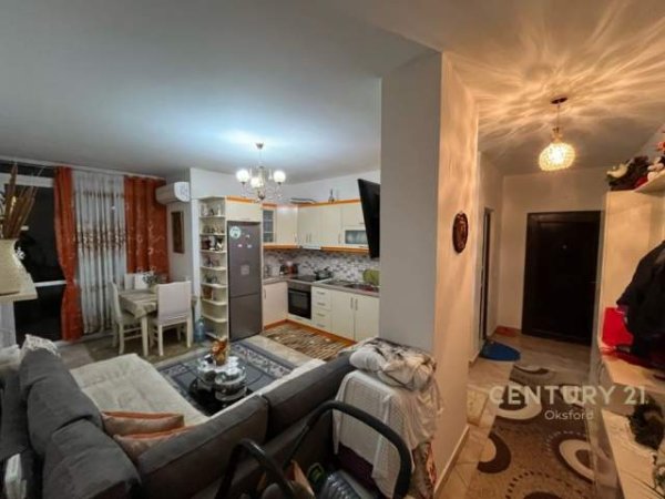 Ofrojme per shitje apartament ne zonen e Don Boskos. Apartamenti eshte 1+1 i konvertuar ne 2+1.