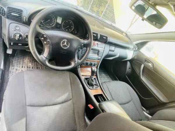 Tirane, shitet makine Mercedes-Benz C class Viti 2006, 6.000 Euro