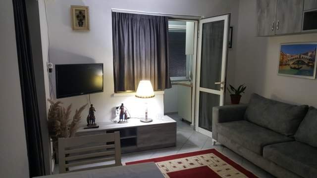 Jepet me qera apartament 1+1 Kati 4, 40 m² 40.000 Leke (zona: Ministria e jashtme / Brryli)