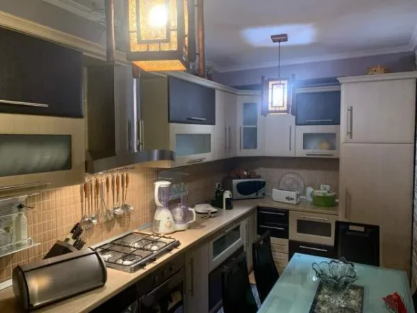 Tirane, jepet me qera apartament 2+1 Kati 4, 85 m² 700 Euro (Stadiuimi Arena)