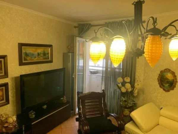 Tirane, jepet me qera apartament 2+1 Kati 4, 85 m² 700 Euro (Stadiuimi Arena)