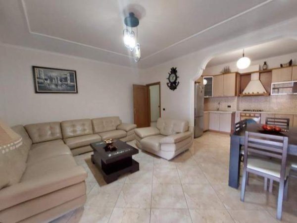 Tirane, jepet me qera apartament 2+1 Kati 3, 100 m² 470 Euro (Ali Shefqeti)