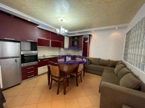 Tirane, jepet me qera apartament Kati 5, 85 m² 450 Euro (DON BOSKO)