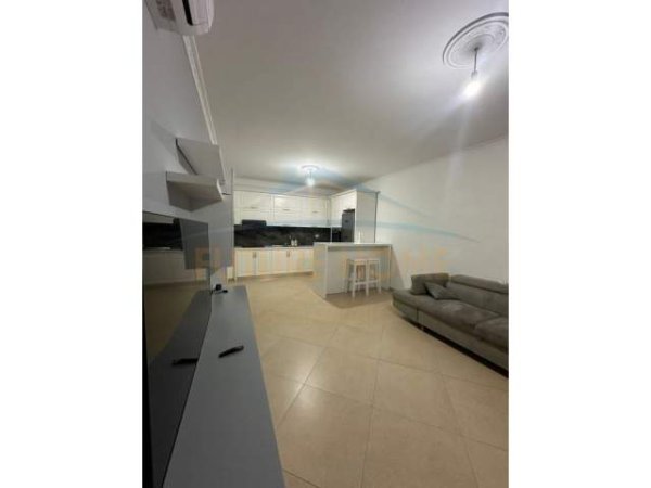 Tirane, jepet me qera apartament 2+1 Kati 5, 110 m² 450 Euro (UNAZA E RE)