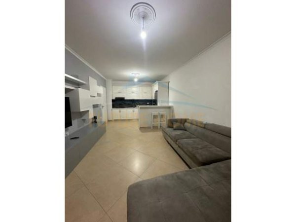 Tirane, jepet me qera apartament 2+1 Kati 5, 110 m² 450 Euro (UNAZA E RE)