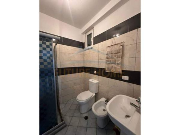 Tirane, jepet me qera apartament 2+1 Kati 5, 110 m² 450 Euro (UNAZA E RE)