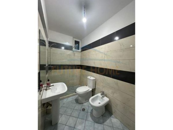 Tirane, jepet me qera apartament 2+1 Kati 5, 110 m² 450 Euro (UNAZA E RE)