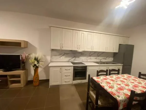 Tirane, jepet me qera apartament 2+1+BLK Kati 2, 90 m² 550 Euro (Rruga Peti)