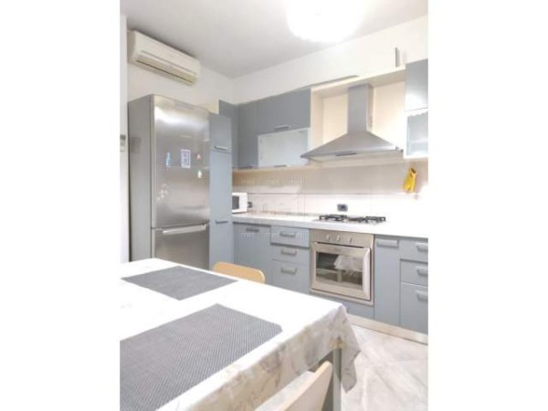 Tirane, jepet me qera Penthouse 3+1+A+BLK Kati 8, 160 m² 550 Euro