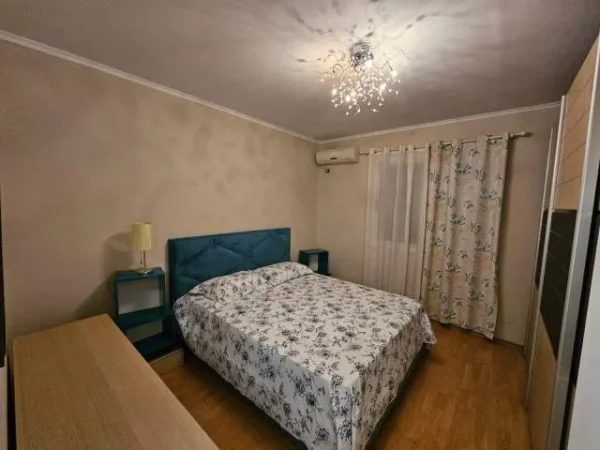Tirane, jepet me qera apartament 1+1+BLK Kati 3, 58 m² 450 Euro (Oxhaku)