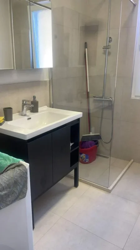 Tirane, jepet me qera apartament Kati 5, 60 m² 450 Euro (Shkolla e Baletit)