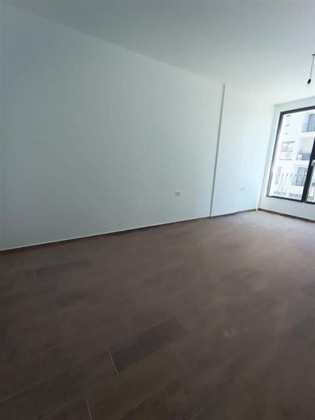 Tirane, jepet me qera zyre Kati 1, 140 m² 1.000 Euro (ZIRKON)