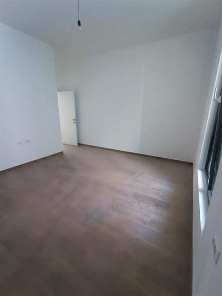 Tirane, jepet me qera zyre Kati 1, 140 m² 1.000 Euro (ZIRKON)