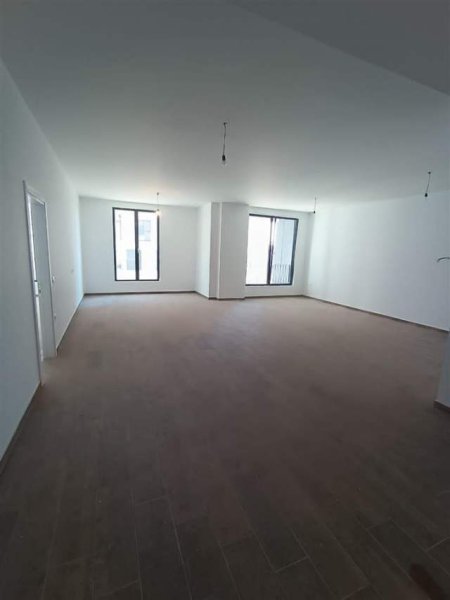 Tirane, jepet me qera zyre Kati 1, 140 m² 1.000 Euro (ZIRKON)