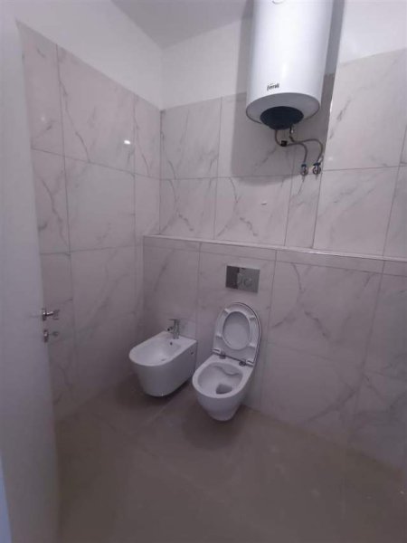 Tirane, jepet me qera zyre Kati 1, 140 m² 1.000 Euro (ZIRKON)