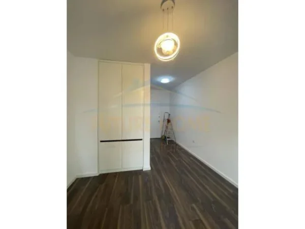 Tirane, jepet me qera apartament 2+1 Kati 2, 700 Euro (ali demi)