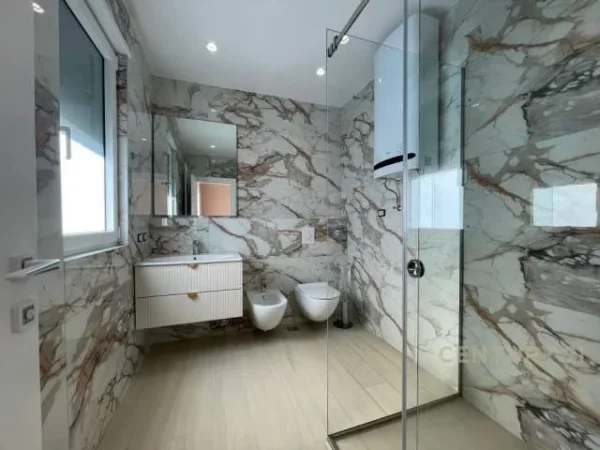 Tirane, jepet me qera apartament 3+1+BLK Kati 2, 165 m² 1.600 Euro (Liqeni i Thate)