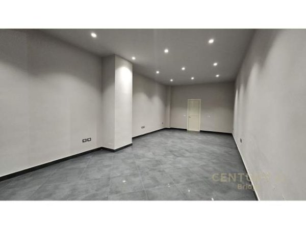 Tirane, jepet me qera ambjent biznesi Kati 0, 51 m² 550 Euro (Rruga e Barrikadave)