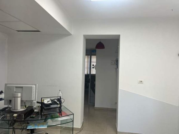 Tirane, jepet me qera ambjent biznesi Kati 0, 45 m² 500 Euro (ish blloku)