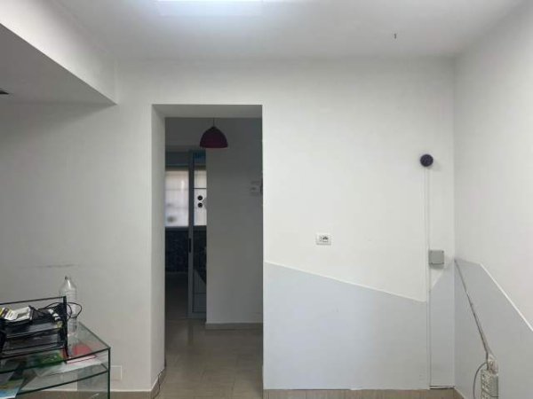 Tirane, jap me qera dyqan Kati 0, 42 m² 500 Euro