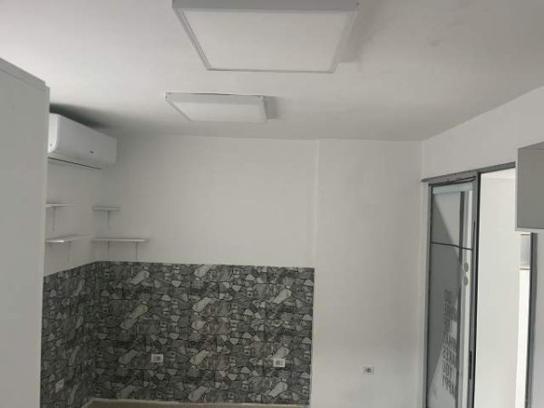 Tirane, jap me qera dyqan Kati 0, 42 m² 500 Euro