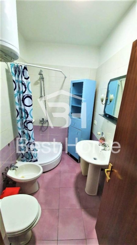 Tirane, jepet me qera apartament 1+1+BLK Kati 4, 75 m² 400 Euro (Bllok, prane Argjendari Pirro dhe Izzy Living)