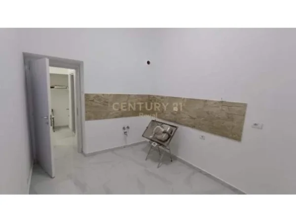 Tirane, jepet me qera apartament 2+1 Kati 4, 76 m² 650 Euro (Shallvaret)