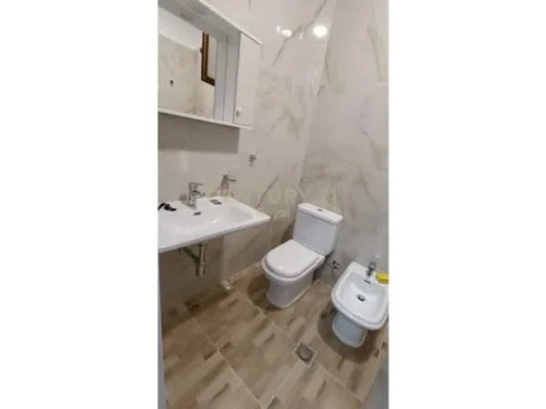 Tirane, jepet me qera apartament 2+1 Kati 4, 76 m² 650 Euro (Shallvaret)