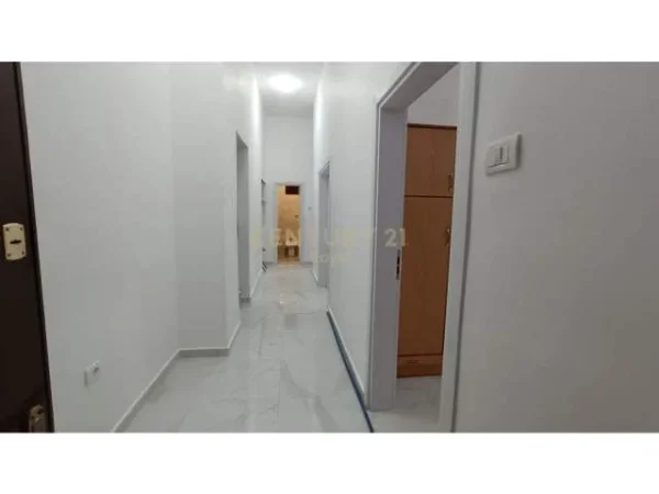 Tirane, jepet me qera apartament 2+1 Kati 4, 76 m² 650 Euro (Shallvaret)