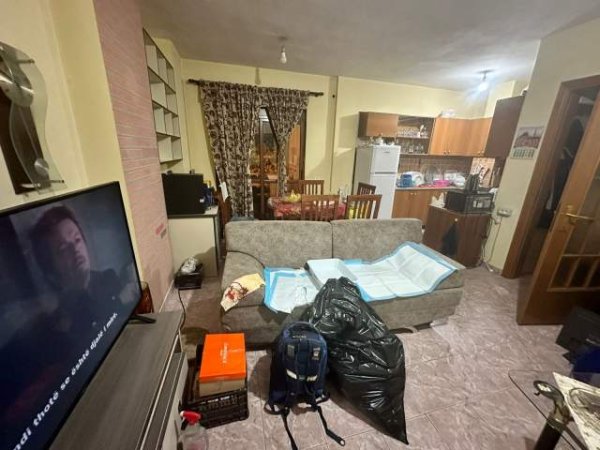 Tirane, jepet me qera apartament 1+1 per banim ose zyre Kati 2, 80 m² 400 Euro Rr. E bogdaneve