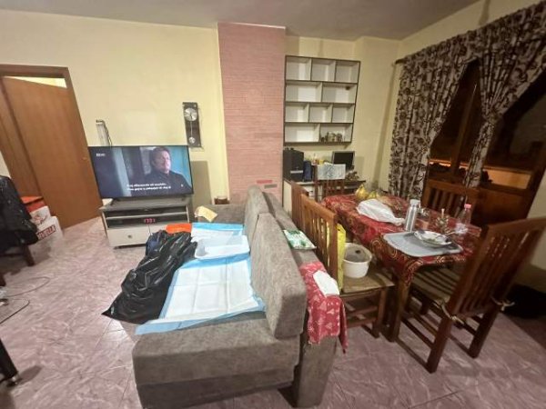 Tirane, jepet me qera apartament 1+1 per banim ose zyre Kati 2, 80 m² 400 Euro Rr. E bogdaneve