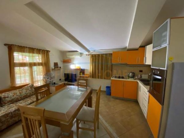 Tirane, jepet me qera apartament 3+1 Kati 2, 140 m² 400 Euro (Todi Shkurti)