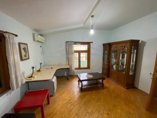 Tirane, jepet me qera apartament 3+1 Kati 2, 140 m² 400 Euro (Todi Shkurti)