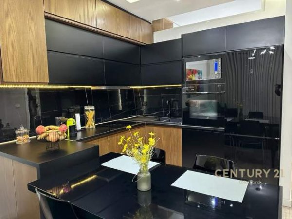 Tirane, jepet me qera apartament 2+1 Kati 2, 70 m² 700 Euro (Komuna e parisit)