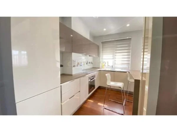 Tirane, jepet me qera apartament 100 m² 800 Euro (farke)