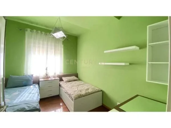 Tirane, jepet me qera apartament 100 m² 800 Euro (farke)